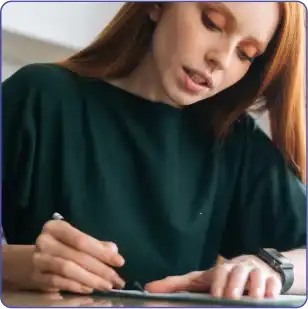 Aluna praticando escrita em inglês